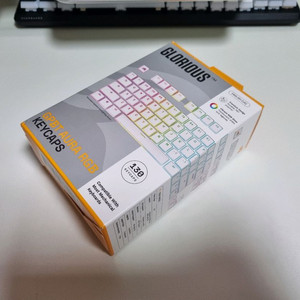 글로리어스 AURA V3 화이트 PBT 푸딩 키캡 팝니다 이미지