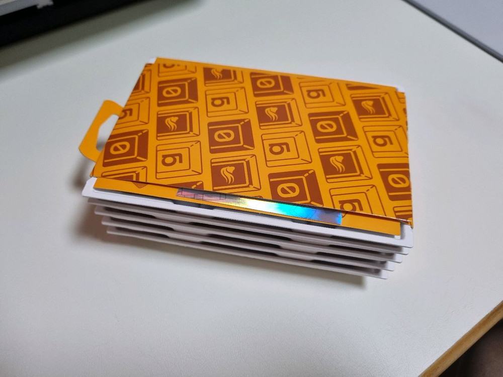 글로리어스 AURA V3 화이트 PBT 푸딩 키캡 팝니다 이미지