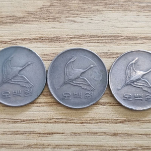 1982,1983년 500원 동전 세개 이미지