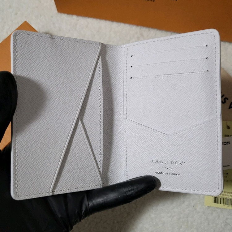 [26년구매/한정판] 루이비통 스키 오거나이저 카드지갑 화이트 이미지