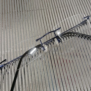 실루엣 안경테 이미지