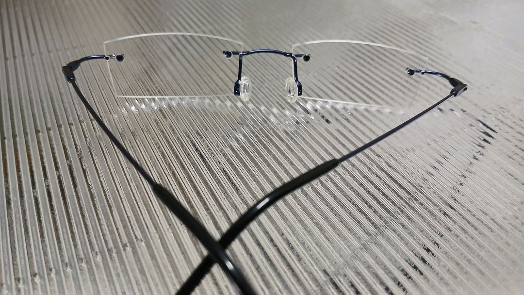 실루엣 안경테 이미지