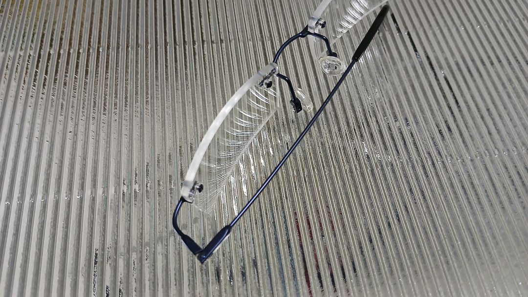 실루엣 안경테 이미지