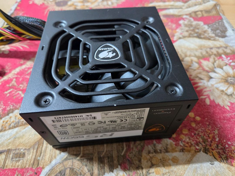 쿠거 550W 80플러스 골드 파워서플라이 이미지