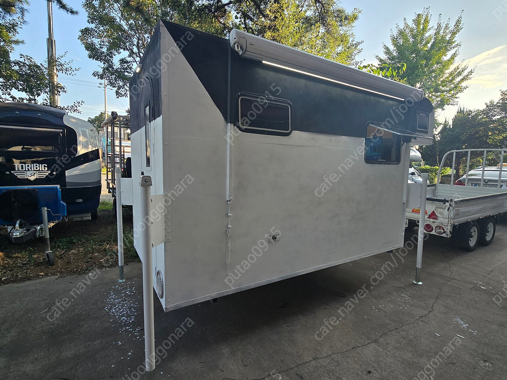 1톤트럭 캠퍼 캠핑카 이미지