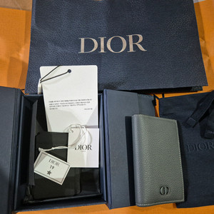 디올 아이콘 버티컬 카드 지갑 이미지