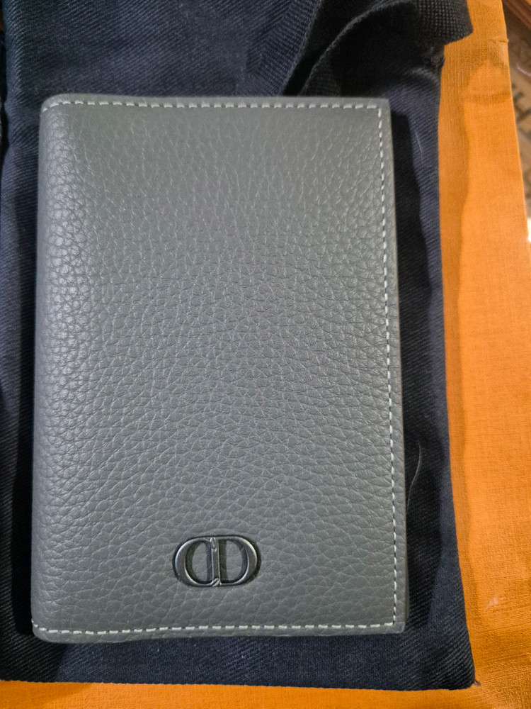 디올 아이콘 버티컬 카드 지갑 이미지
