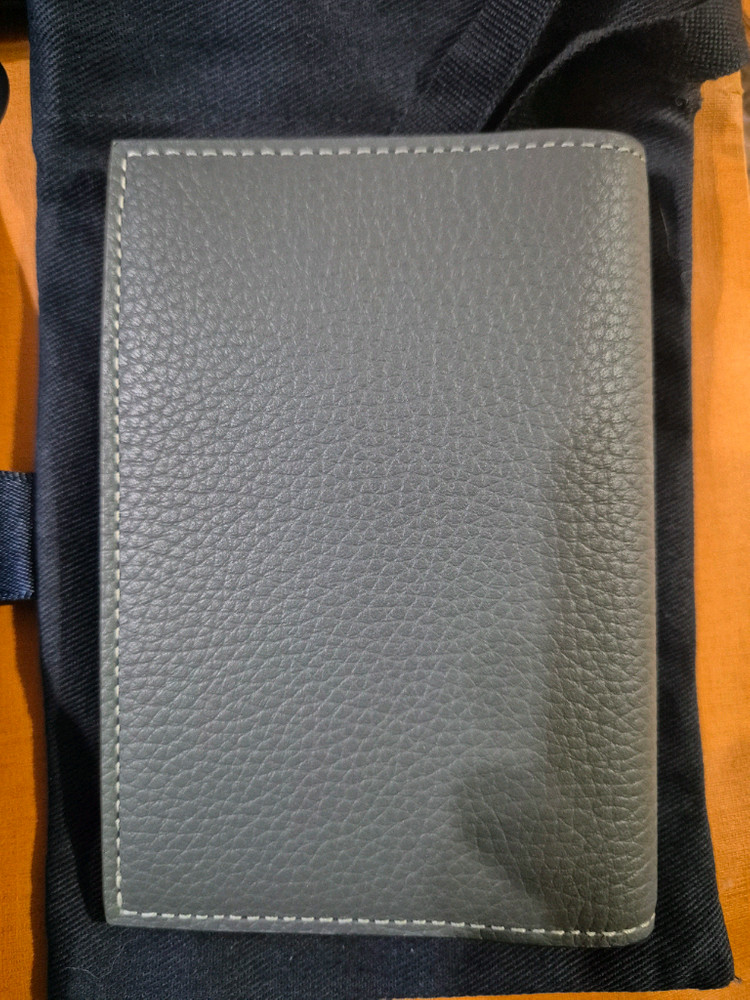 디올 아이콘 버티컬 카드 지갑 이미지