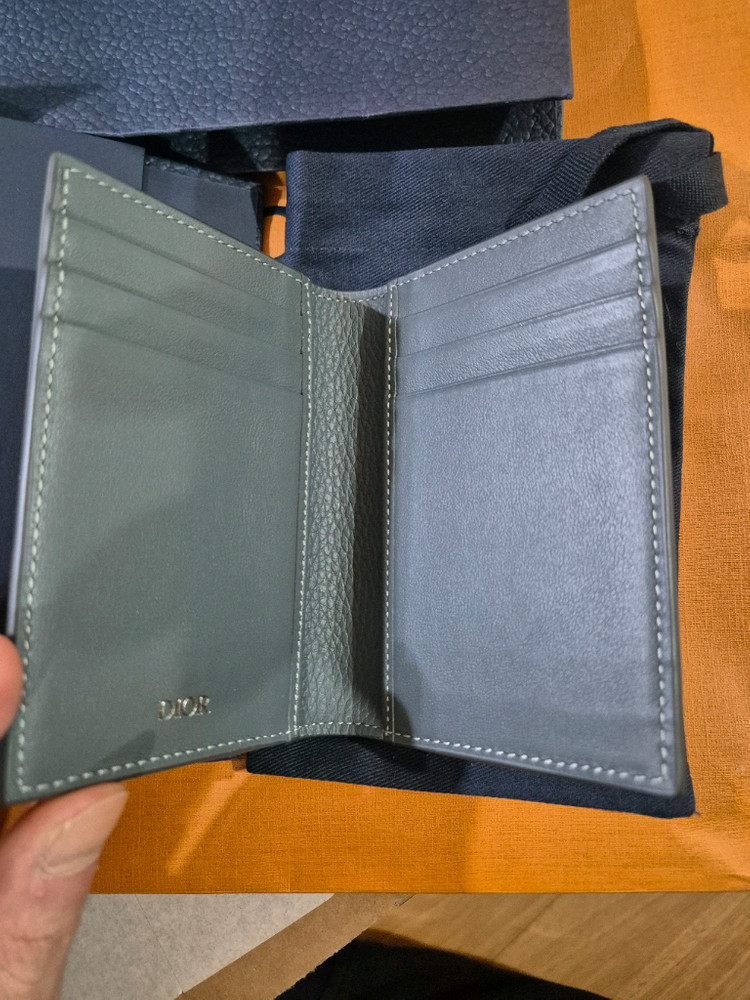 디올 아이콘 버티컬 카드 지갑 이미지