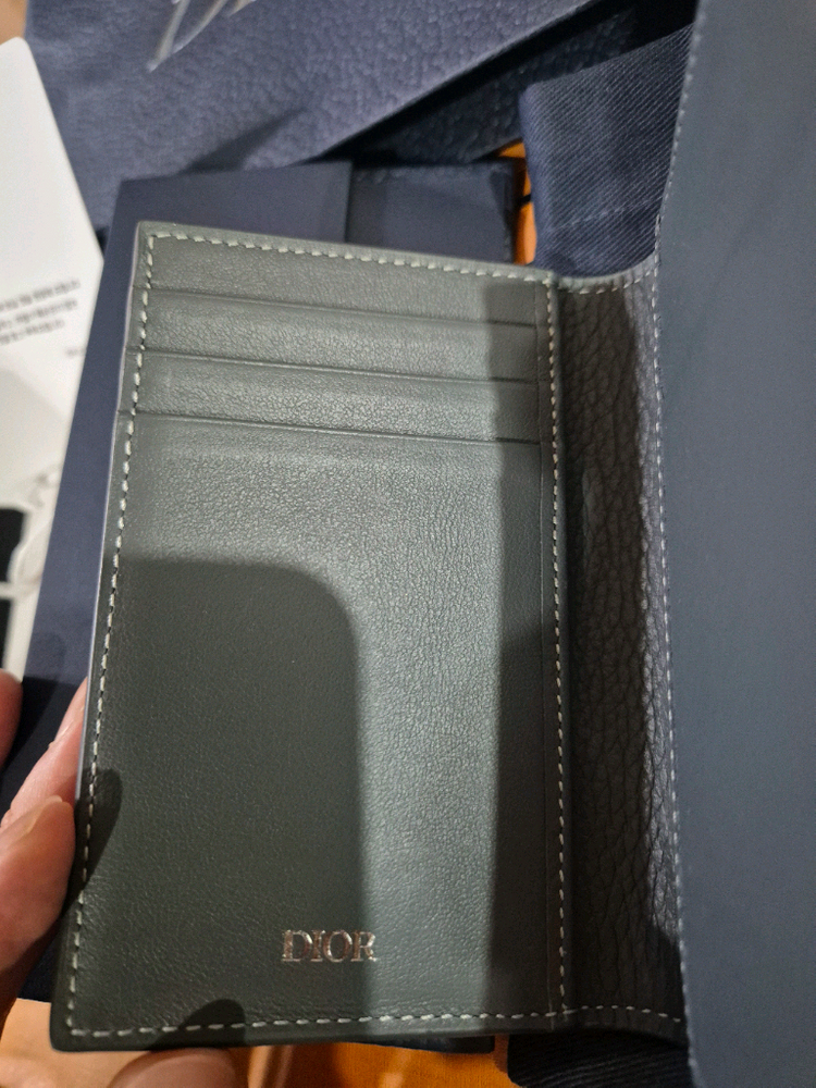 디올 아이콘 버티컬 카드 지갑 이미지