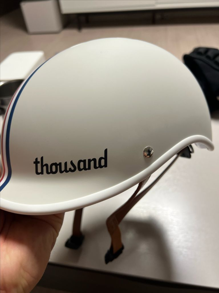 따우전드 스피드웨이 크림 M 사이즈 헬멧 팝니다 이미지