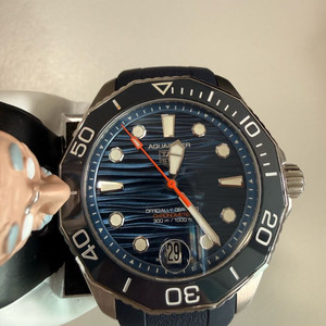 태그호이어 신형아쿠아레이서300 이미지