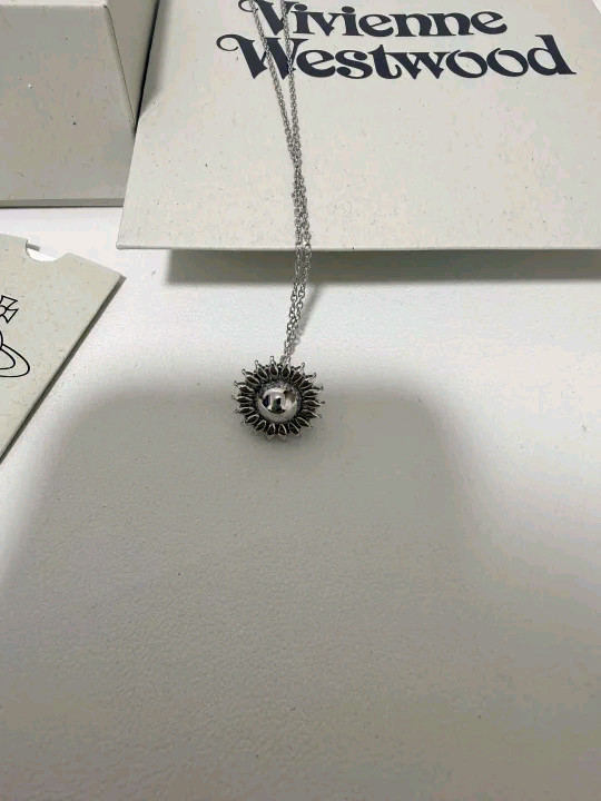 비비안 웨스트우드 홀리데이 목걸이 이미지