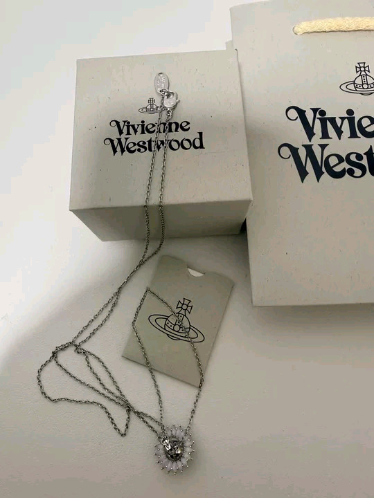 비비안 웨스트우드 홀리데이 목걸이 이미지