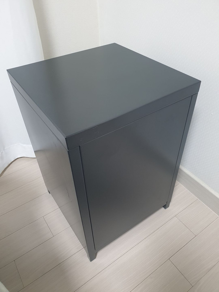 철재 캐비넷 디자인 협탁입니다. 이미지