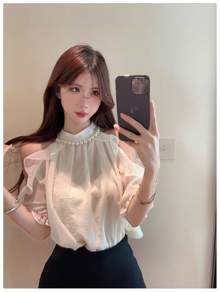 진주 목걸이 오프숄더 블라우스 이미지
