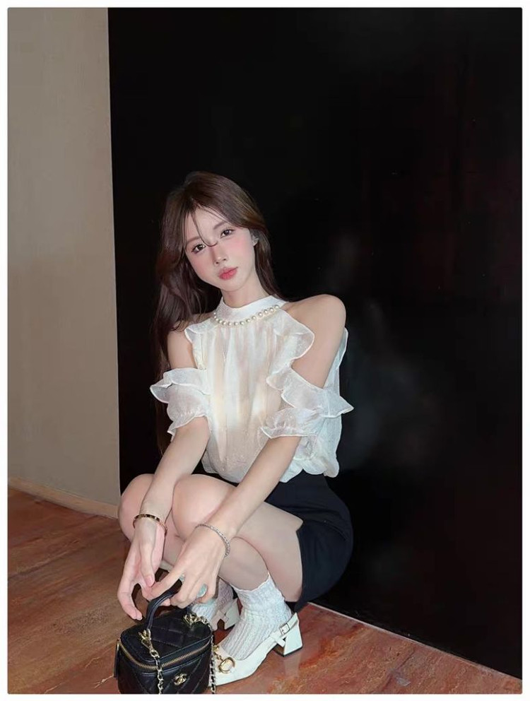 진주 목걸이 오프숄더 블라우스 이미지