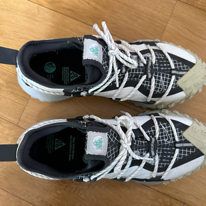 나이키 ACG 마운틴 플라이 로우 SE 화이트 앤 블랙 이미지