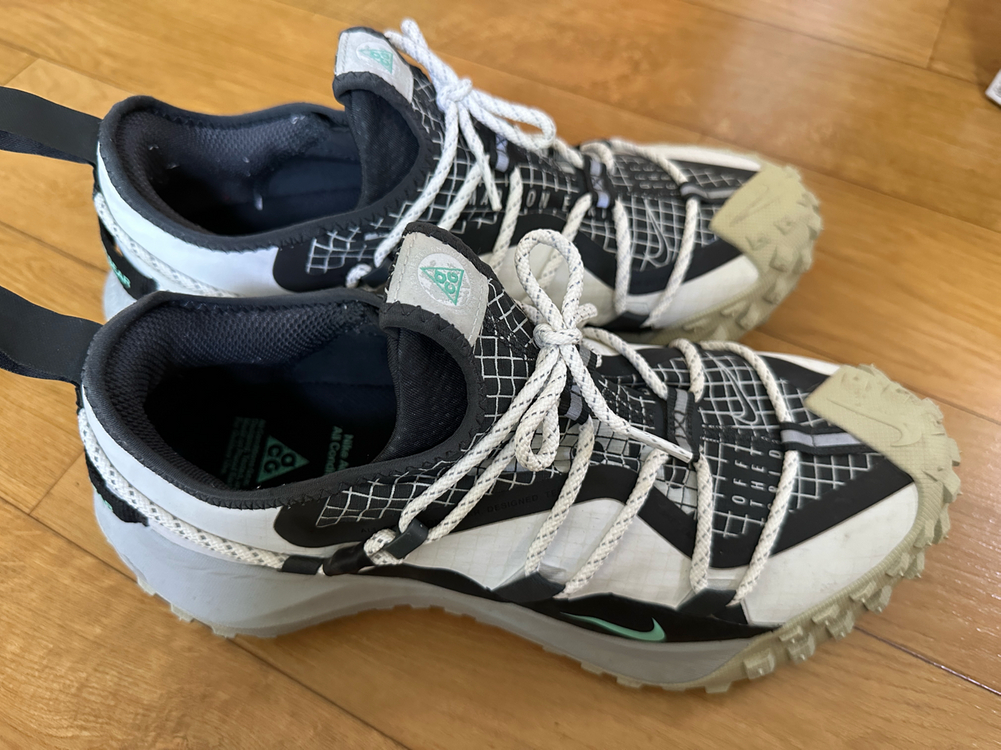 나이키 ACG 마운틴 플라이 로우 SE 화이트 앤 블랙 이미지