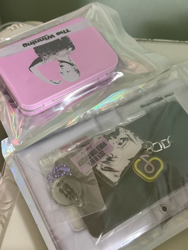 아이유 헐콘 특전 포카 이미지