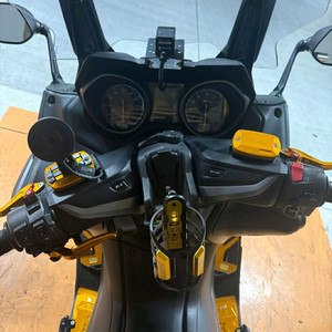 야마하 TMAX 스쿠터 이미지