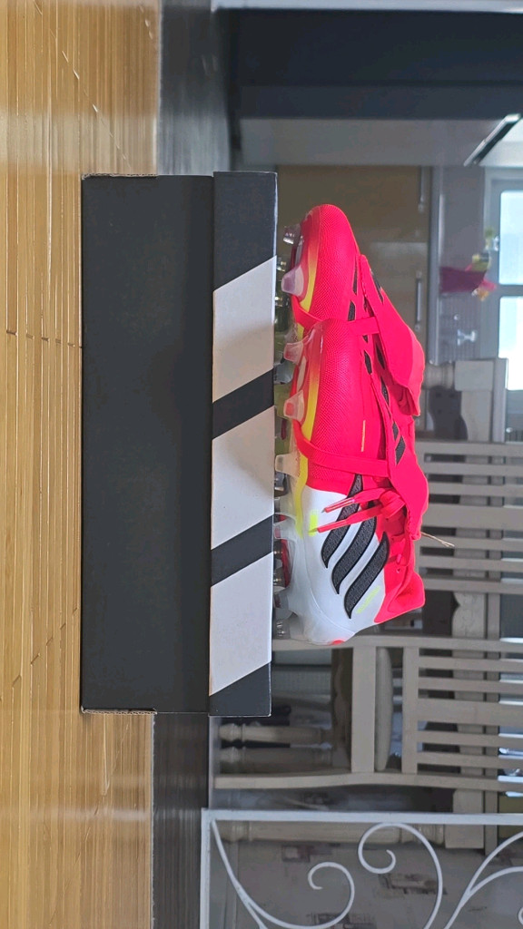 아디다스 프레데터 엘리트 AG나이키 팬텀 엘리트 AG 축구화 이미지