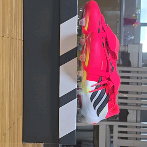 아디다스 프레데터 엘리트 AG나이키 팬텀 엘리트 AG 축구화 이미지