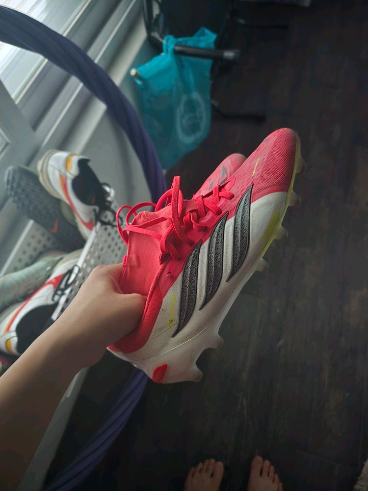 아디다스 프레데터 엘리트 AG나이키 팬텀 엘리트 AG 축구화 이미지