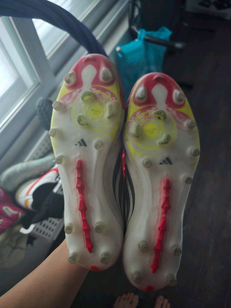 아디다스 프레데터 엘리트 AG나이키 팬텀 엘리트 AG 축구화 이미지