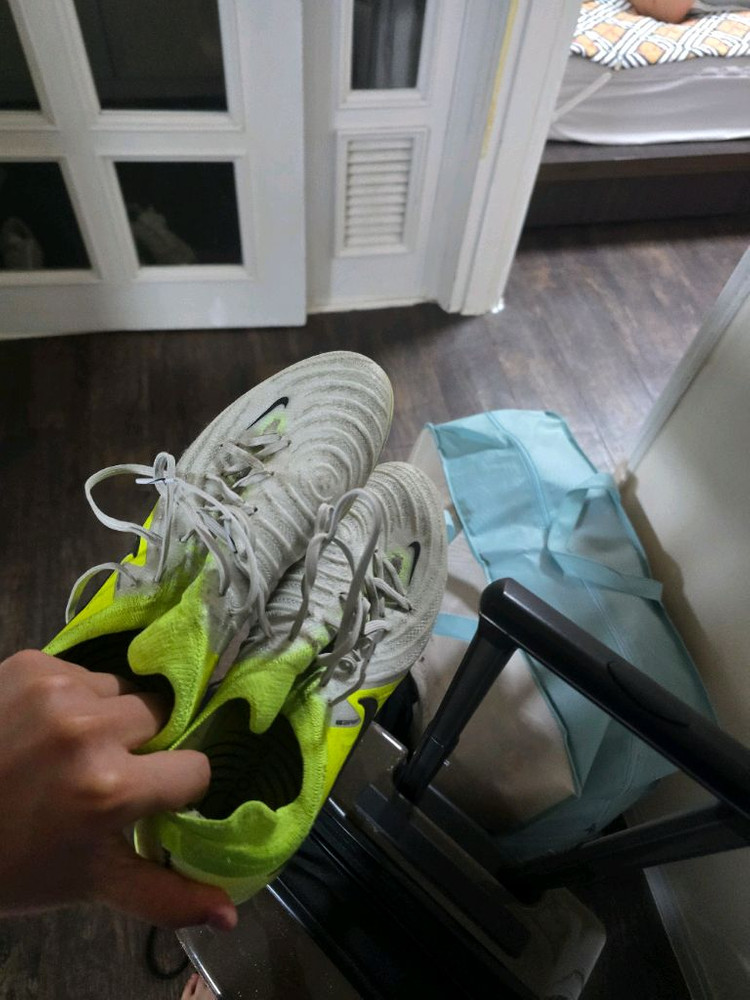 아디다스 프레데터 엘리트 AG나이키 팬텀 엘리트 AG 축구화 이미지