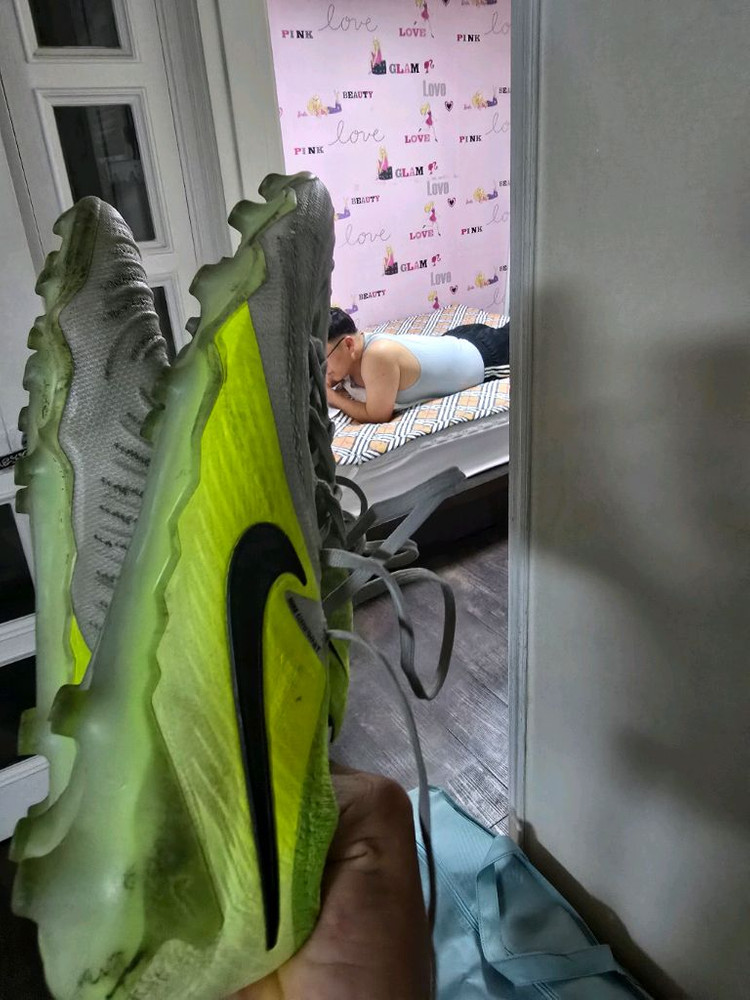 아디다스 프레데터 엘리트 AG나이키 팬텀 엘리트 AG 축구화 이미지