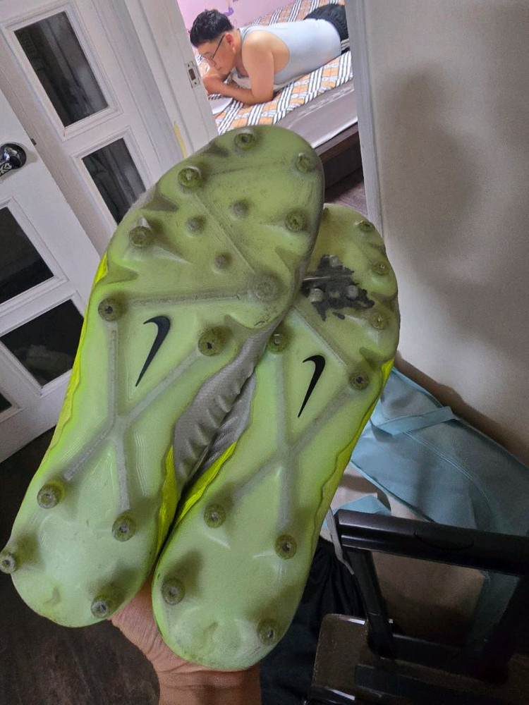 아디다스 프레데터 엘리트 AG나이키 팬텀 엘리트 AG 축구화 이미지