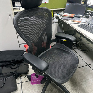 수입명품 허먼밀러 에어론 체어 이미지