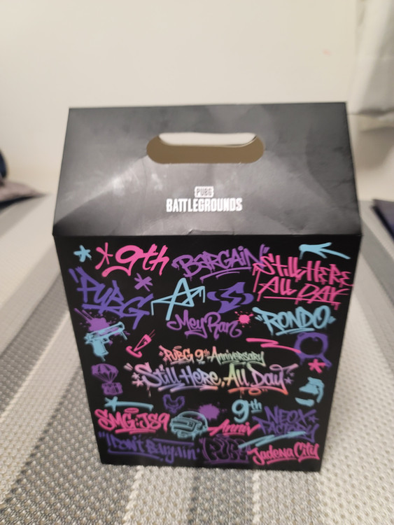 배틀그라운드 9주년 2000G코인&박스,응원봉,치킨스트레스볼,키링,스티커 이미지