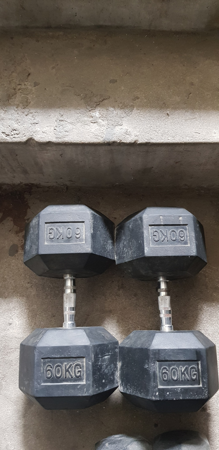 고중량 덤벨 70kg 60kg 18kg 저렴히 팝니다 고중령 덤벨 아령 dumbell 70킬로 65킬로 60킬로 이미지