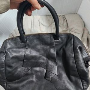 가죽 핸드백 구호 이미지