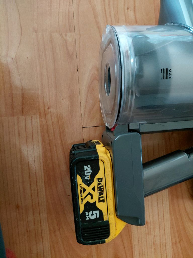 다이슨 V8 무선청소기 / 보쉬 / 디월트 이미지