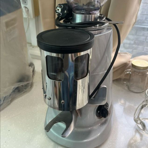 커피 그라인더 이미지