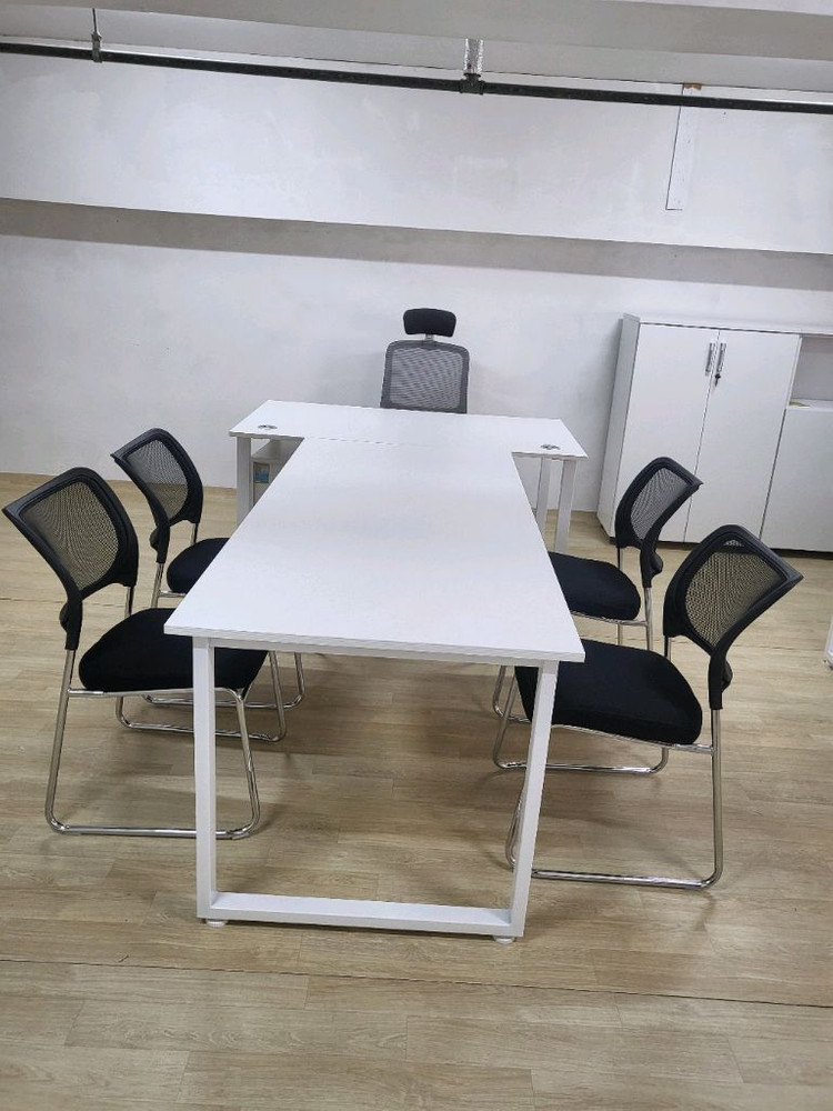 파티션 책상 의자 원탁 서랍 수납장 책장 캐비닛 회의용테이블 회의용의자 원형탁자 이미지