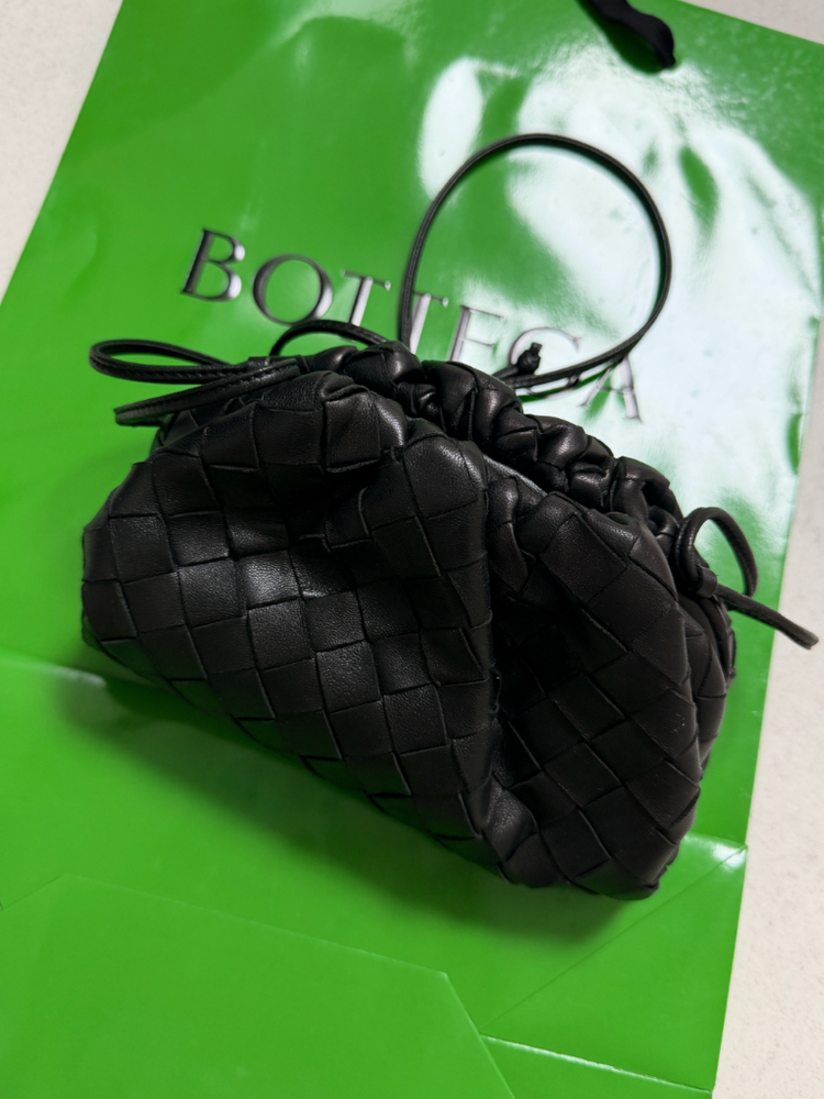 보테가 베네타 인트레치아토 미니 파우치 만두백 블랙(크로스백) 이미지