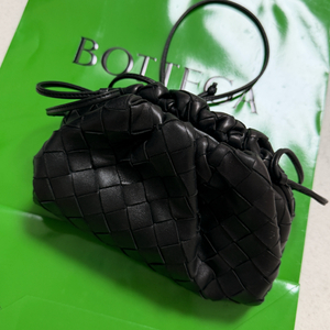 보테가 베네타 인트레치아토 미니 파우치 만두백 블랙(크로스백) 이미지