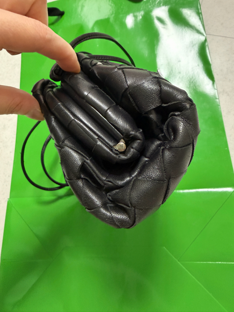 보테가 베네타 인트레치아토 미니 파우치 만두백 블랙(크로스백) 이미지