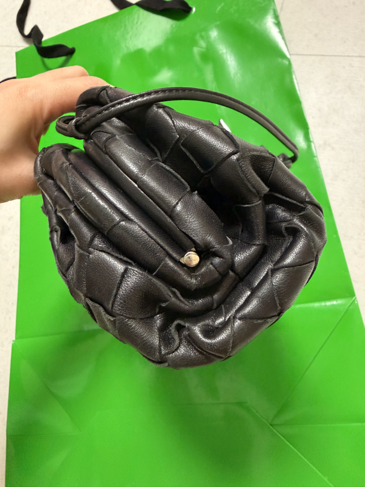 보테가 베네타 인트레치아토 미니 파우치 만두백 블랙(크로스백) 이미지