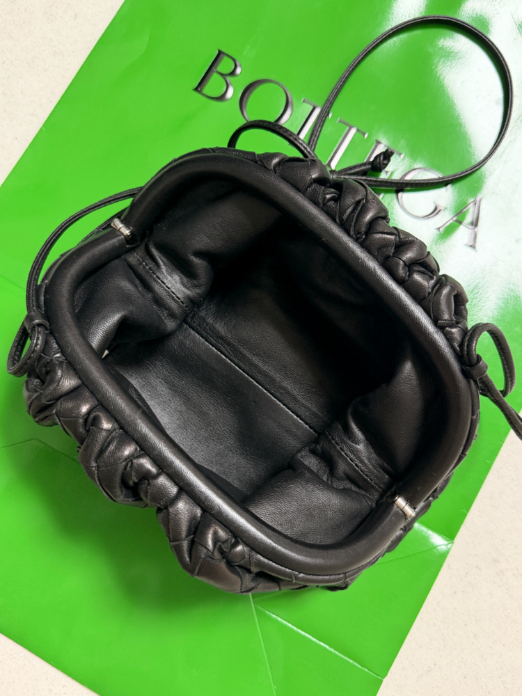 보테가 베네타 인트레치아토 미니 파우치 만두백 블랙(크로스백) 이미지