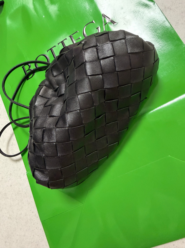 보테가 베네타 인트레치아토 미니 파우치 만두백 블랙(크로스백) 이미지