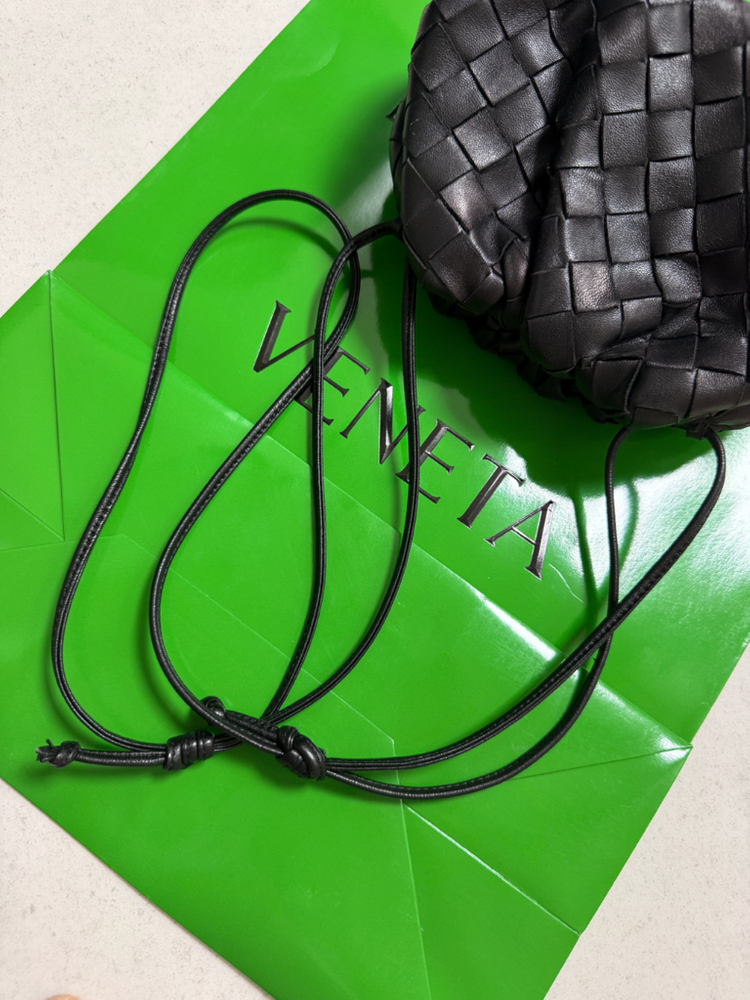 보테가 베네타 인트레치아토 미니 파우치 만두백 블랙(크로스백) 이미지