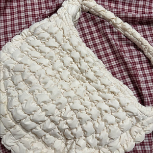 코스 퀼티드 오버사이즈 가방 이미지