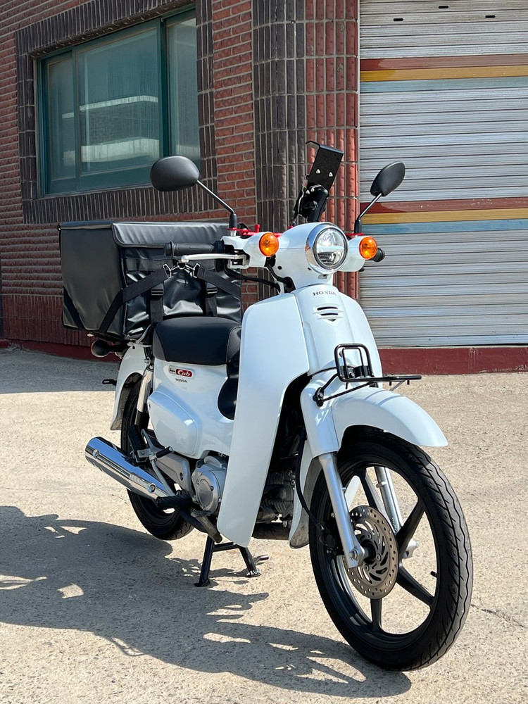 혼다 슈퍼커브110 25년식 6천키로대 저렴한 가격에 판매합니다 이미지