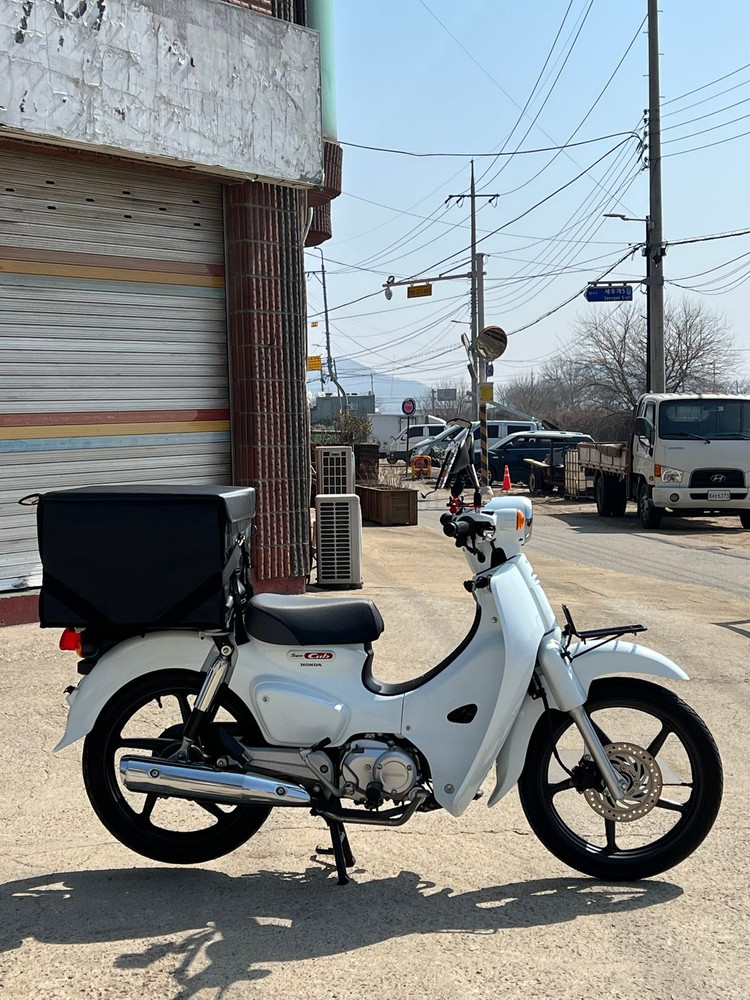 혼다 슈퍼커브110 25년식 6천키로대 저렴한 가격에 판매합니다 이미지