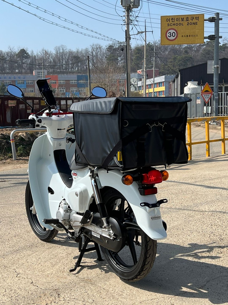 혼다 슈퍼커브110 25년식 6천키로대 저렴한 가격에 판매합니다 이미지